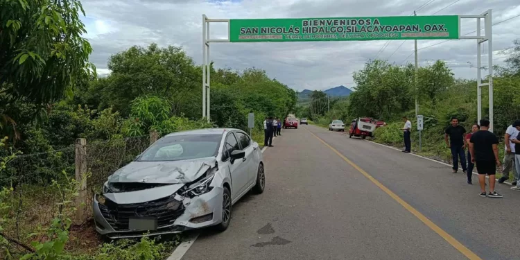 El trágico percance entre las dos unidades de motor ocurrió sobre la carretera local 34, justo en el arco de entrada a San Nicolás Hidalgo, un punto de constante tránsito en la región Mixteca.