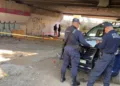 Peritos de la Fiscalía General del Estado de Oaxaca arribaron al puente IV Centenario, a un costado del Parque del Amor, para realizar el procesamiento pericial de la escena.