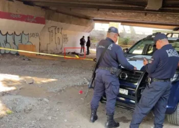 Peritos de la Fiscalía General del Estado de Oaxaca arribaron al puente IV Centenario, a un costado del Parque del Amor, para realizar el procesamiento pericial de la escena.