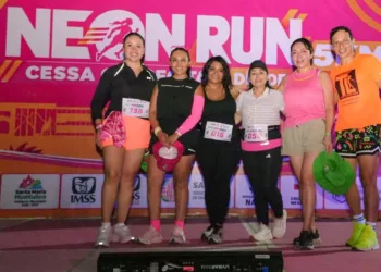 Fotos: Omar Maya Calvo/Gil Obed González García // Un éxito la carrera Neon Run CESSA 5K, en el marco del Día del Médico.