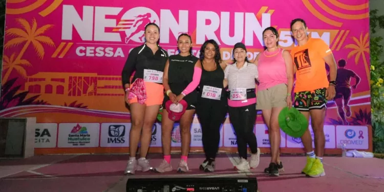 Fotos: Omar Maya Calvo/Gil Obed González García // Un éxito la carrera Neon Run CESSA 5K, en el marco del Día del Médico.