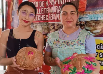 Foto: Lisbeth Mejía Reyes // Rubí Esmeralda Ramírez Santos ofrece el tradicional Pan de Muerto horneado con leña.