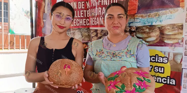 Foto: Lisbeth Mejía Reyes // Rubí Esmeralda Ramírez Santos ofrece el tradicional Pan de Muerto horneado con leña.