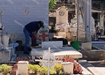 Foto: Lisbeth Mejía // Deudos han comenzado a limpiar las lápidas de sus seres queridos.