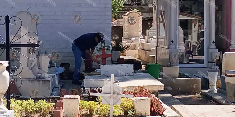 Foto: Lisbeth Mejía // Deudos han comenzado a limpiar las lápidas de sus seres queridos.
