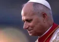 Vaticano reporta evolución favorable del papa León XIV tras cirugía por adenocarcinoma pulmonar