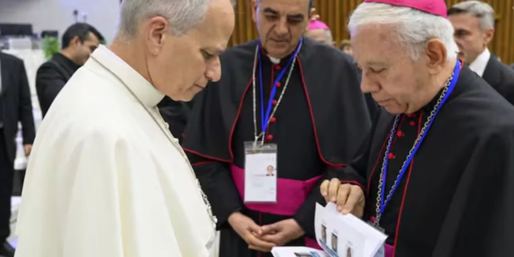 Llevan al Vaticano el dolor de México: Entregaron el libro ‘Un nombre, mil voces’ al papa León XIV