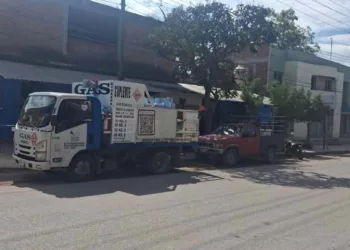 Foto: Redes Sociales // Presuntamente los distribuidores de gas deben surtir de tanques a las afueras de Tlacolula para evitar el pago de “derecho de piso”, como señalan habitantes.