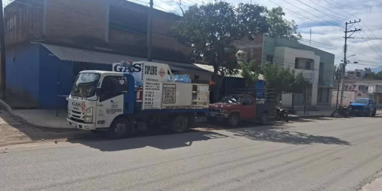 Foto: Redes Sociales // Presuntamente los distribuidores de gas deben surtir de tanques a las afueras de Tlacolula para evitar el pago de “derecho de piso”, como señalan habitantes.