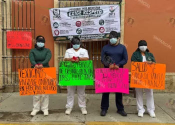 Foto: Adrián Gaytán // Protesta de la Coalición de trabajadores de la salud ante las carencias; empleados son ignorados por directivos.
