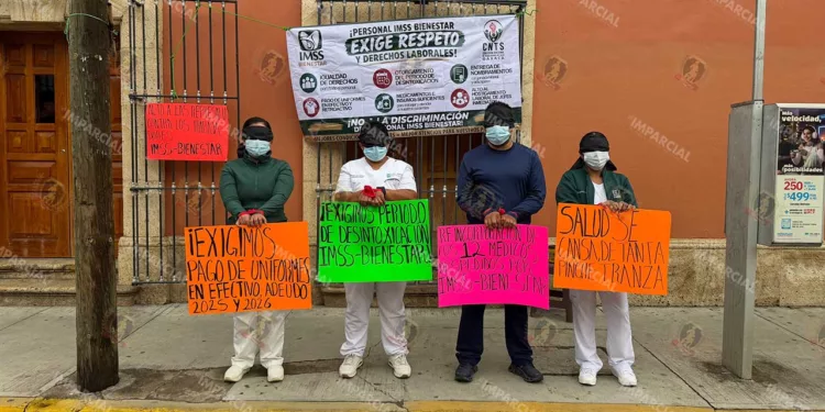 Foto: Adrián Gaytán // Protesta de la Coalición de trabajadores de la salud ante las carencias; empleados son ignorados por directivos.