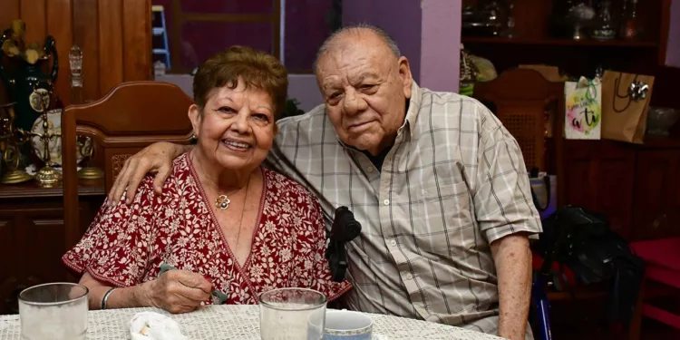 Radiante y feliz, Bety Román de Velasco celebrando un año más de vida.