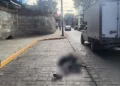 Sobre el pavimento terminó el motociclista tras ser impactado por una camioneta.