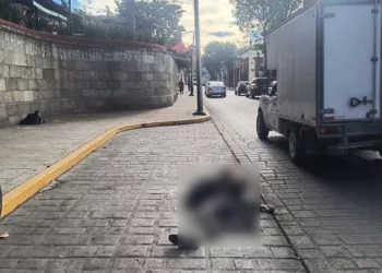 Sobre el pavimento terminó el motociclista tras ser impactado por una camioneta.