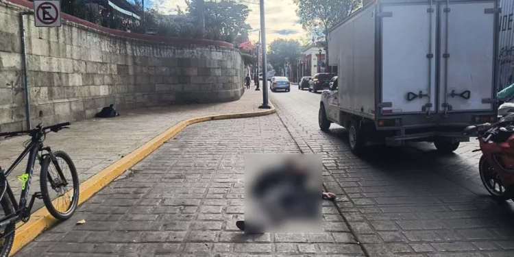 Sobre el pavimento terminó el motociclista tras ser impactado por una camioneta.