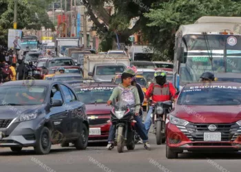 Foto: Adrián Gaytán // Saturación de vehículos y falta de políticas públicas para la movilidad llevan a oaxaqueños a perder horas de su vida en el tráfico vehicular.