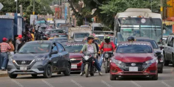 Foto: Adrián Gaytán // Saturación de vehículos y falta de políticas públicas para la movilidad llevan a oaxaqueños a perder horas de su vida en el tráfico vehicular.