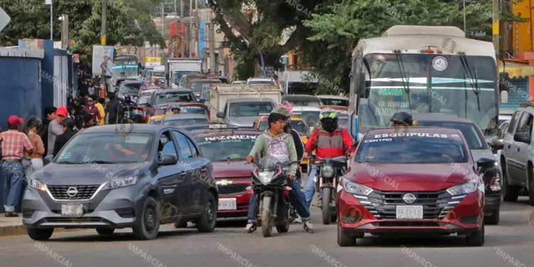 Foto: Adrián Gaytán // Saturación de vehículos y falta de políticas públicas para la movilidad llevan a oaxaqueños a perder horas de su vida en el tráfico vehicular.