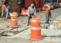 Foto: Jesús Santiago // Sin medidas mínimas de seguridad, entre escombro y obstáculos se realizan obras sin protección al peatón.