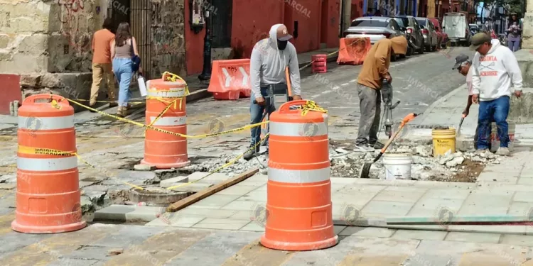 Foto: Jesús Santiago // Sin medidas mínimas de seguridad, entre escombro y obstáculos se realizan obras sin protección al peatón.