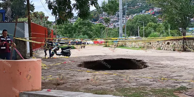 Foto: Lisbeth Mejía // Socavón a unos metros del DIF estatal.