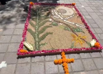 VIDEOS | Flores, semillas y tradición: estudiantes llenan de color el Zócalo de Oaxaca rumbo al Día de Muertos