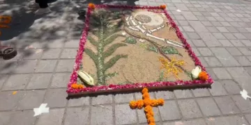 VIDEOS | Flores, semillas y tradición: estudiantes llenan de color el Zócalo de Oaxaca rumbo al Día de Muertos