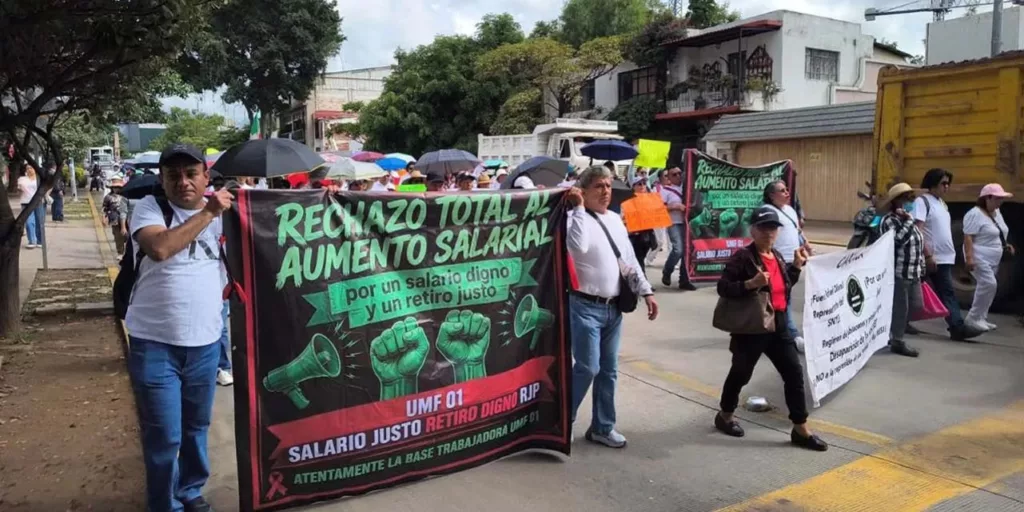 Trabajadores del IMSS marchan en la CDMX tras rechazar aumento salarial del 8%