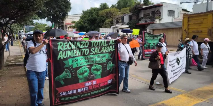 Trabajadores del IMSS marchan en la CDMX tras rechazar aumento salarial del 8%