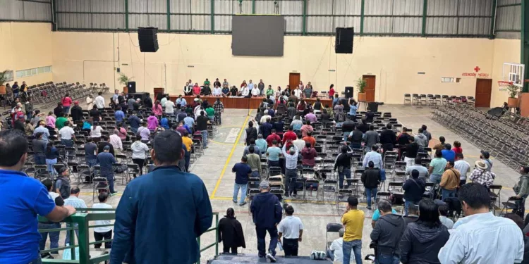 Foto: Cencos 22 // Trabajadores de la educación exigen auditar al IEEPO tras destaparse la cloaca de aviadores en la nómina.