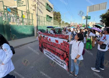 Fotos: Adrián Gaytán // Una parada del contingente de trabajadores del IMSS frente al HGZ 01.