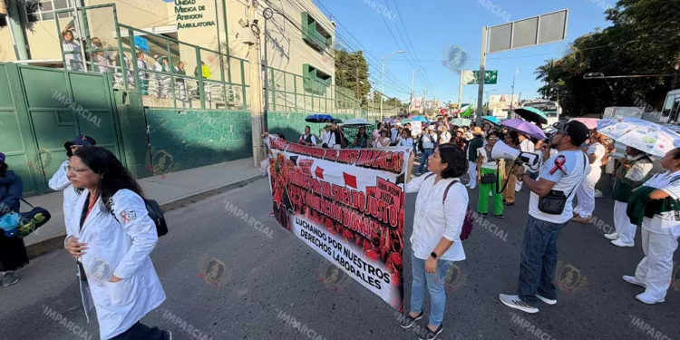 Fotos: Adrián Gaytán // Una parada del contingente de trabajadores del IMSS frente al HGZ 01.