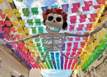 Foto: Adrián Gaytán // Una millonaria calavera en el Andador Turístico Macedonio Alcalá.