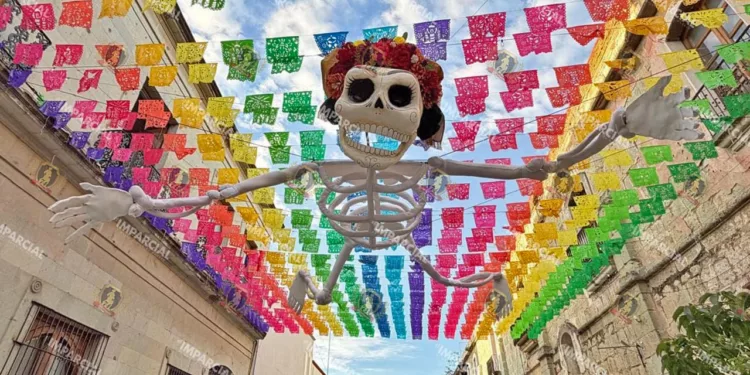 Foto: Adrián Gaytán // Una millonaria calavera en el Andador Turístico Macedonio Alcalá.