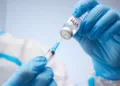 La OMS sugiere aplicar la vacuna contra el VPH a niñas desde los 4 años para prevenir el cáncer de cuello uterino