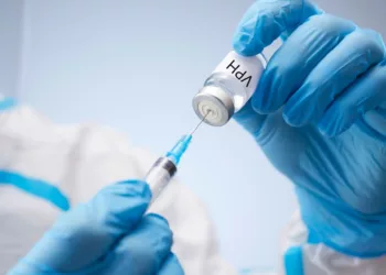 La OMS sugiere aplicar la vacuna contra el VPH a niñas desde los 4 años para prevenir el cáncer de cuello uterino