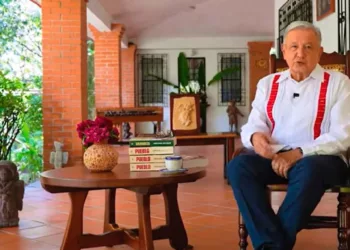 AMLO presenta su nuevo libro Pueblo y defiende a Sheinbaum