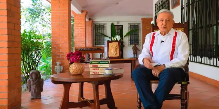 AMLO presenta su nuevo libro Pueblo y defiende a Sheinbaum