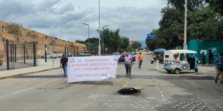 Entregan plazas de jubilados PAAE a aviadores del IEEPO