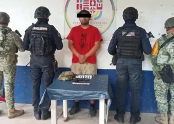 Cae joven con 16 dosis de presunto cristal y réplica de pistola en El Barrio de la Soledad