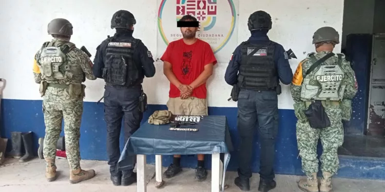Cae joven con 16 dosis de presunto cristal y réplica de pistola en El Barrio de la Soledad