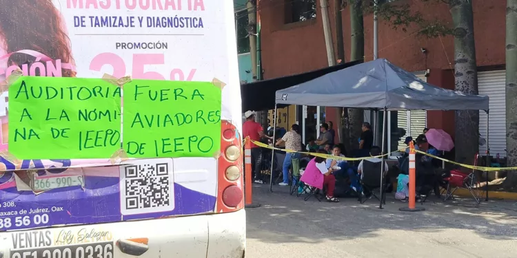Regresan en protesta profesores jubilados; exigen salida de aviadores del IEEPO
