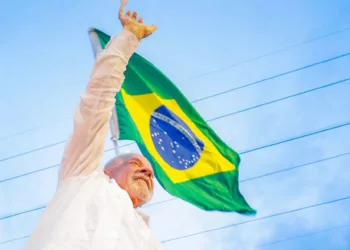 Remonta Lula y gana la presidencia en Brasil