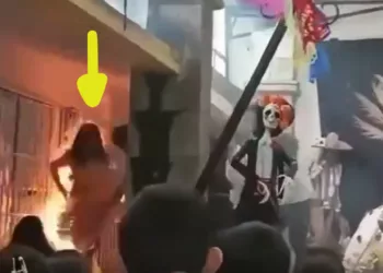 VIDEO | Se incendia vestido de hojas de maíz en festival de Día de Muertos; alumna sufre graves quemaduras