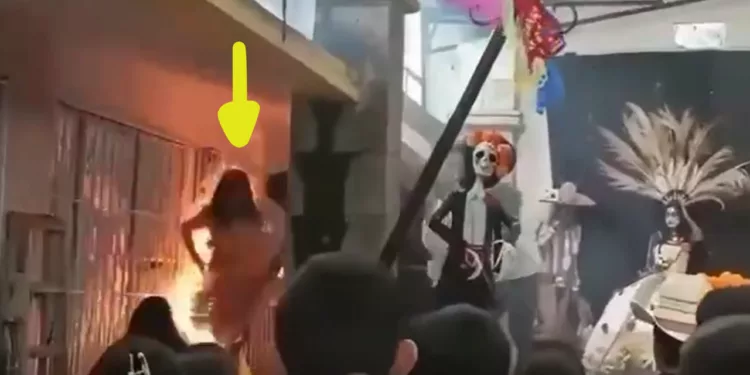VIDEO | Se incendia vestido de hojas de maíz en festival de Día de Muertos; alumna sufre graves quemaduras