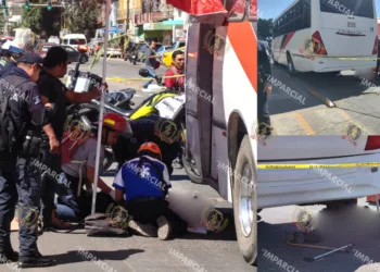 ¡Camión urbano arrolla a adulto mayor en el Mercado de Abasto! Lo trasladan de urgencia al hospital