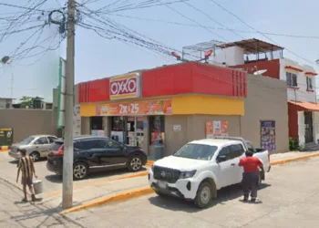¡Otra vez el miedo en un Oxxo! Armados asaltan tienda y amenazan de muerte a empleados en Juchitán