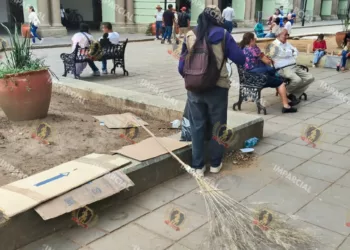 Se va el plantón, queda la basura: el Zócalo de Oaxaca amanece entre cartones y desechos