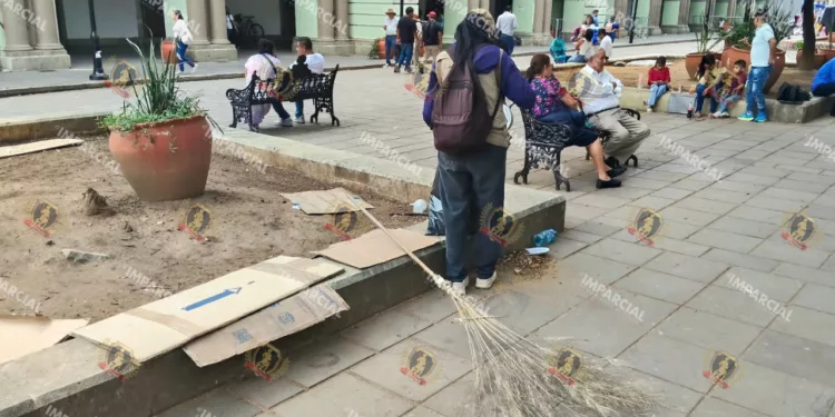Se va el plantón, queda la basura: el Zócalo de Oaxaca amanece entre cartones y desechos