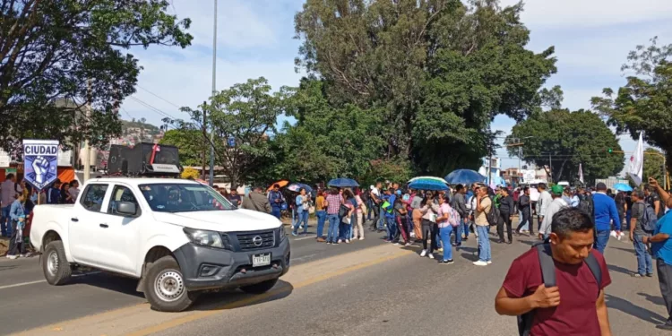 Bloquea Sección 22 Símbolos Patrios en memoria de Alejandro García Hernández asesinado hace 20 años en barricada